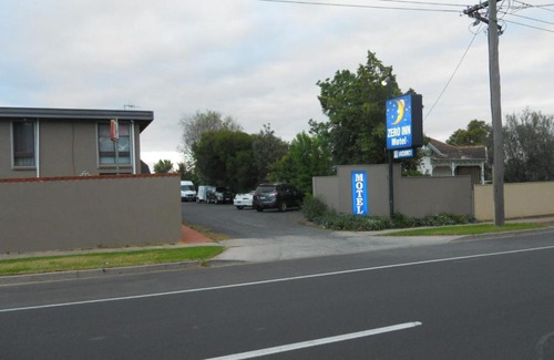 Nhill Hotel | Relax at Zero Inn Motel: 4-Star Comfort with Pool & Breakfast