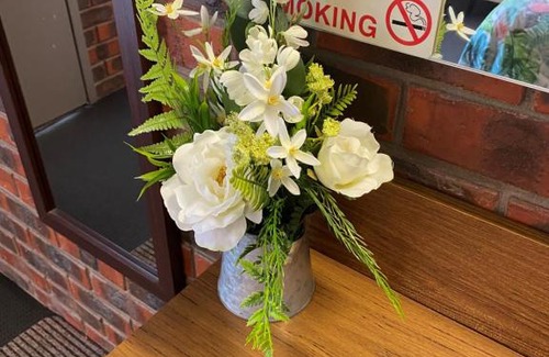 Nhill Hotel | Relax at Zero Inn Motel: 4-Star Comfort with Pool & Breakfast