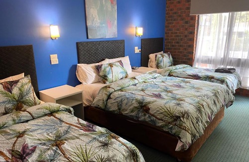 Nhill Hotel | Relax at Zero Inn Motel: 4-Star Comfort with Pool & Breakfast