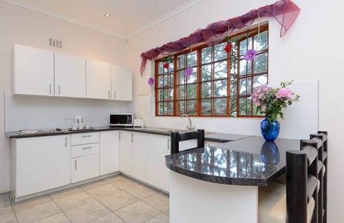 Port Edward House | Cozy Zesty Guesthouse with Pool and Breakfast Included