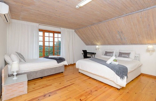 Port Edward House | Cozy Zesty Guesthouse with Pool and Breakfast Included