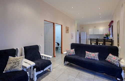 Port Edward House | Cozy Zesty Guesthouse with Pool and Breakfast Included