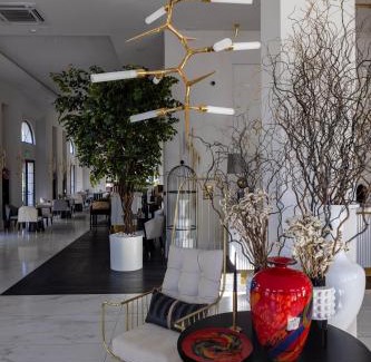 Timisoara Hotel | Elegant ZET Hotel: 5-Star Comfort with Spa & Dining