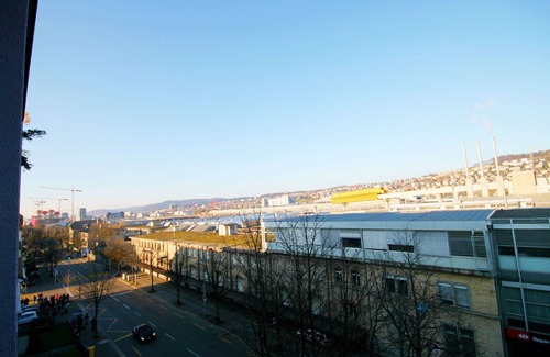 Center Apartment | ZH Black - Letzigrund HITrental Apartment with Spa & Kitchen