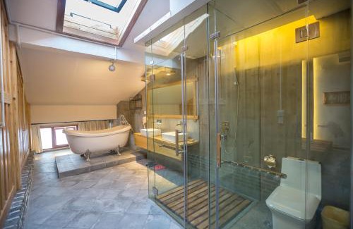 Wulingyuan House | Explore Comfort at Zhangjiajie Maosao Inn with Pool & Hot Tub