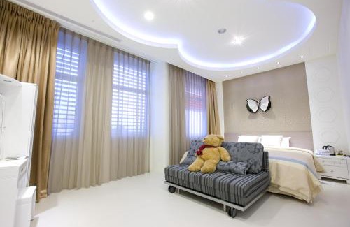 Caotun Hotel | Discover Zhi Da Craft Service Guest House with Great Amenities