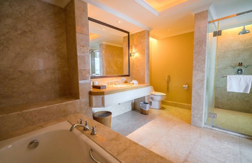 East District Hotel | Convenient Zhongshan Junchuang Century Hotel with Breakfast