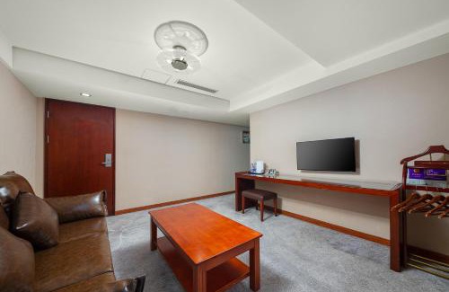 Baiyun Hotel | Discover Zhongyi Hotel Near Feixiang Park Metro Station