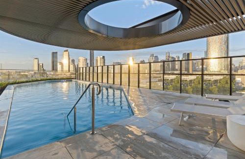 South Melbourne Apartment | Elegant Zi Apartments: Balcony, Bayview, Pool & Sauna