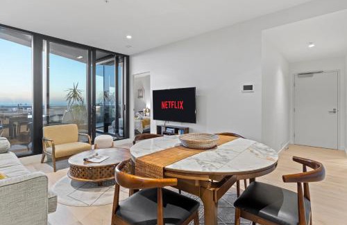South Melbourne Apartment | Elegant Zi Apartments: Balcony, Bayview, Pool & Sauna