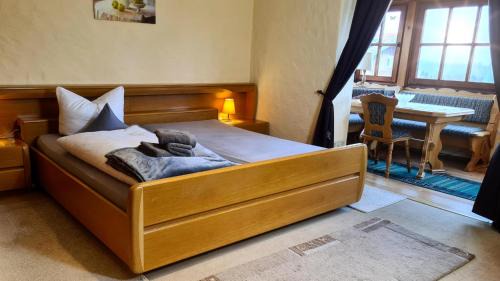 Rotensol House | Cozy Double Room with Balcony and Pet-Friendly Amenities