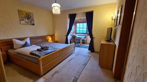 Rotensol House | Cozy Double Room with Balcony and Pet-Friendly Amenities