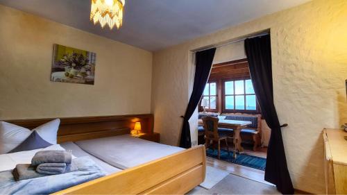 Rotensol House | Cozy Double Room with Balcony and Pet-Friendly Amenities