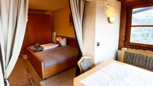 Rotensol House | Cozy Double Room with Balcony and Pet-Friendly Amenities