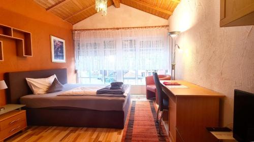 Rotensol House | Bright Zi22 Double Room with Scenic Window Views