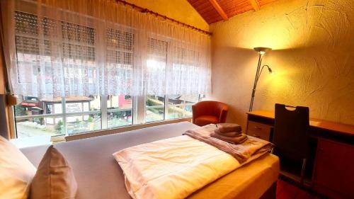Rotensol House | Bright Zi22 Double Room with Scenic Window Views