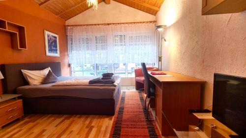 Rotensol House | Bright Zi22 Double Room with Scenic Window Views