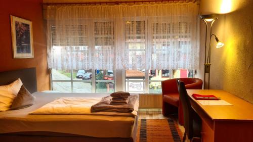Rotensol House | Bright Zi22 Double Room with Scenic Window Views