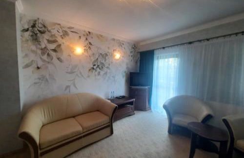 gmina Rzekun Hotel | Inviting Zielony Zakątek: Family-Friendly with Pool & Dining