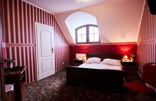 gmina Rzekun Hotel | Inviting Zielony Zakątek: Family-Friendly with Pool & Dining