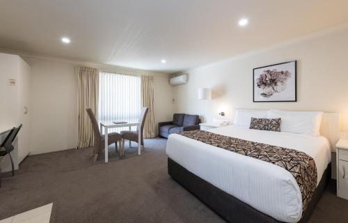 Vale Of Clwydd Hotel | Relax at Zig Zag Motel & Apartments with Oceanfront Views
