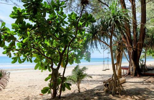 Ranong Resort | Pet-Friendly Ziggy Stardust with Ocean View & Dining Options