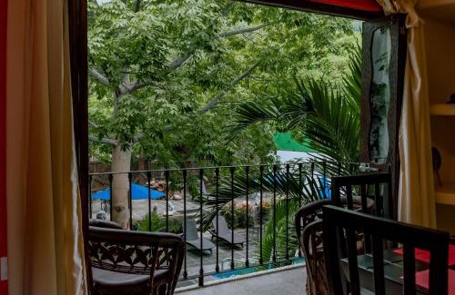 La Palapa Apartment | Premier Zihuatanejo Studio with Oceanfront Pool Access