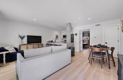 Barton Hills House | Unforgettable Zilker Bungalow - Pet Friendly & Family Ready
