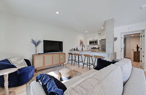 Barton Hills House | Unforgettable Zilker Bungalow - Pet Friendly & Family Ready