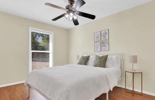 Barton Hills House | Zilker Home 3 Bedroom 2 Bath with Backyard