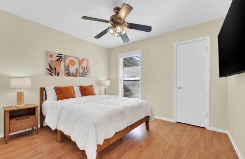 Barton Hills House | Zilker Home 3 Bedroom 2 Bath with Backyard