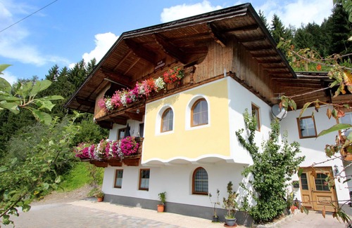 Gerlosbergeben Apartment | Tranquil Retreat at Zillertalblick with Lake Views & Spa