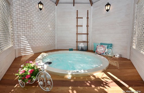 Livnim Cabin | Experience Comfort at Zimergia with Spa and Breakfast