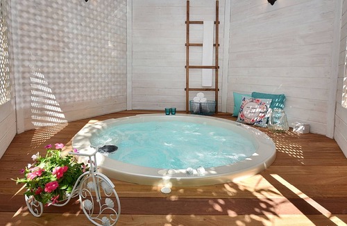 Livnim Cabin | Experience Comfort at Zimergia with Spa and Breakfast