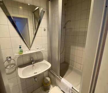 Waldbockelheim House | Zimmer 1 inkl eigenem Bad und Parkplatz