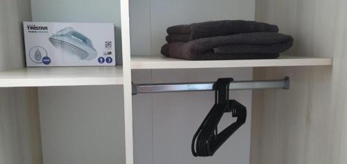 Leverkusen Apartment | Zimmer 2 von 3 mit Gemeinschaftsbad-Küche, 30min Köln Messe Bahnhof, 5min Leverkusen Bahnhof Zentrum