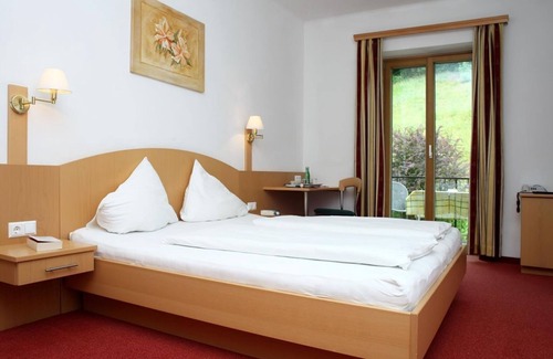 Millstatt Bed & Breakfast | Scenic Lakeview Room with Balcony - Villa Margarethe