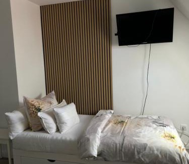 Region Hannover District House | Cozy Rooms with Kitchen and Bath, Rated 9.3/10 by Guests