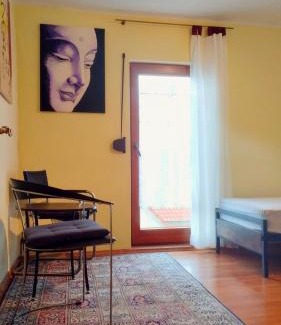 Schoemberg House | Cozy Room with Two Single Beds - Family-Friendly Stay