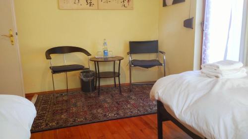 Schoemberg House | Cozy Room with Two Single Beds - Family-Friendly Stay