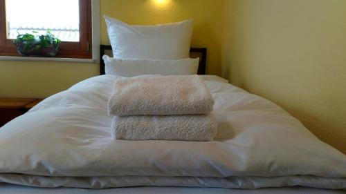 Schoemberg House | Cozy Room with Two Single Beds - Family-Friendly Stay
