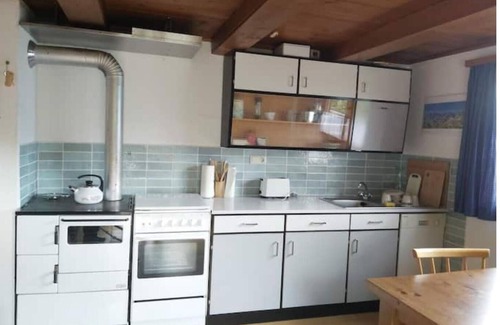 Schlitters House | Exceptional Zimmerhäusl: Family-Friendly with Breakfast & Kitchen