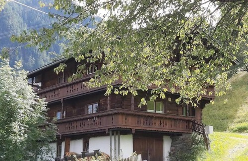 Schlitters House | Exceptional Zimmerhäusl: Family-Friendly with Breakfast & Kitchen