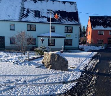 Großhartmannsdorf Apartment | Cozy Zimmervermietung Lippmann: Pet-Friendly Retreat