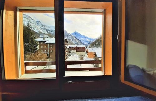 Zinal Apartment | Cozy Zinal Studio Steps from the Telecabine - Rated 9.3