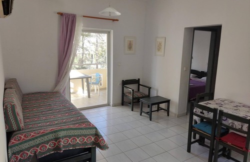 Agii Apostoli Apartment | Comfortable Zinovia One-Bedroom Apartment with Balcony