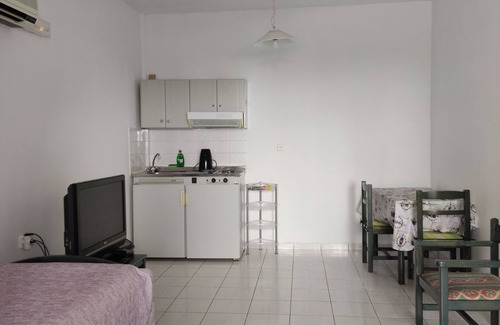 Agii Apostoli House | Experience Zinovia: Oceanfront Bliss with Pool & Breakfast