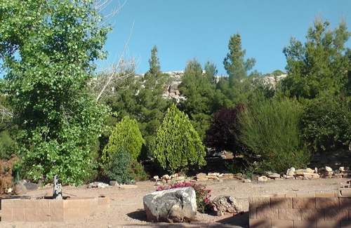 Leeds House | Zion 40 min! 3bd. Affordable. 1 mile off I-15. Family-friendly. Basketball Court