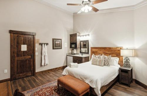 Hildale Hotel | Pet-Friendly Zion Cliff Lodge with Hot Tub & Breakfast