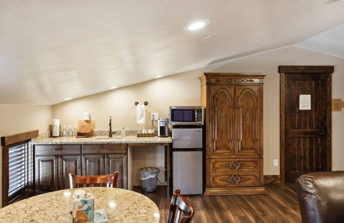 Hildale Cabin | Discover Zion Cliff Lodge: 4-Star Getaway with Family Amenities